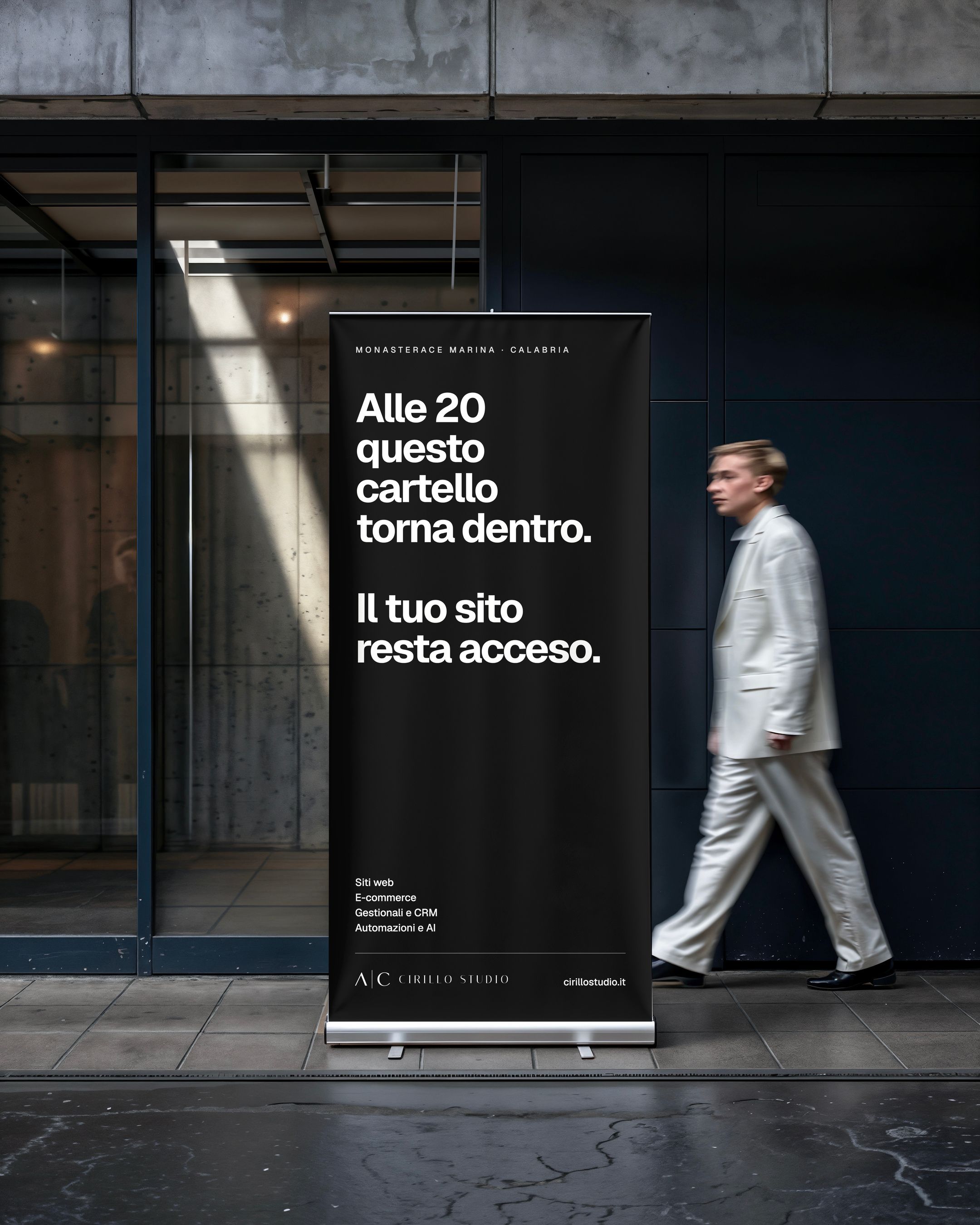 Roll-up nero di Cirillo Studio davanti a una vetrina: Alle 20 questo cartello torna dentro. Il tuo sito resta acceso.